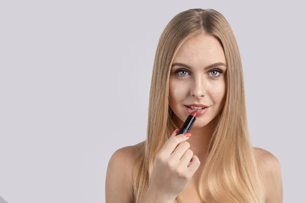 Gadis Model Manis Menggunakan Lipstik — Stok Foto