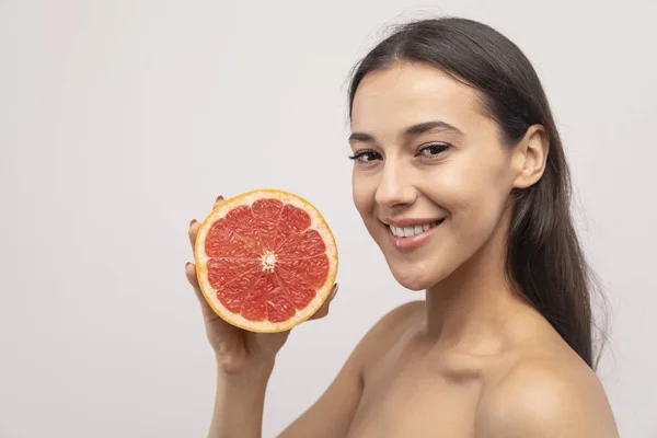 Brunette Model Demonstrating a Grapefruit — Stock Photo, Image