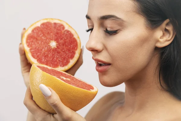 Mladá dívka s rozřezaných grapefruit — Stock fotografie