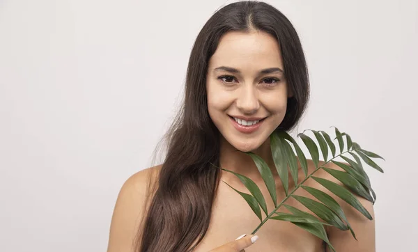 Modelo Feminino bonito com um Sprig — Fotografia de Stock