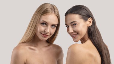 Sarışın ve esmer kameraya bakıyor