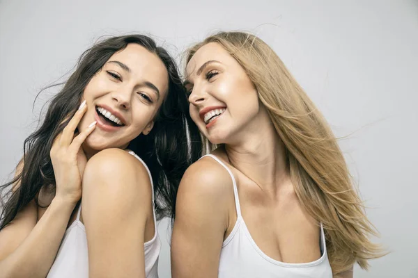 Belleza natural Mujeres jóvenes Sonriendo — Foto de Stock