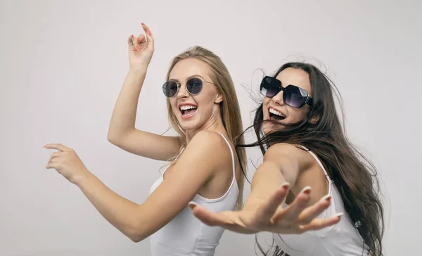 Jóvenes alegres bailando — Foto de Stock