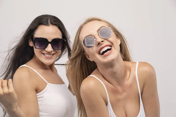 Mooie blonde en brunette modellen lachen — Stockfoto