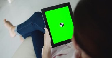 Tablet Kromatkey İç Mekanlarda Tutan Kadın
