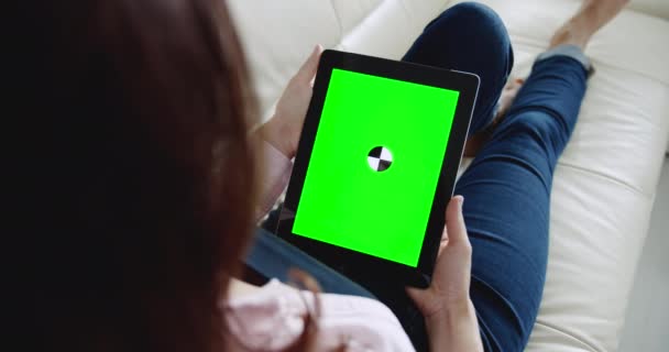 Vrouw houden Tablet Chromakey binnenshuis — Stockvideo