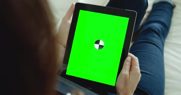 Mujer sosteniendo la tableta Chromakey en interiores — Vídeo de stock