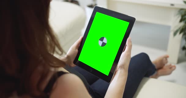 Vrouw houden Tablet Chromakey binnenshuis — Stockvideo