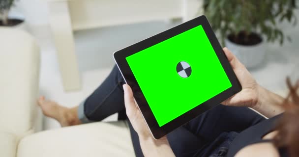 Nainen pitelee Tablet Chromakey sisätiloissa — kuvapankkivideo