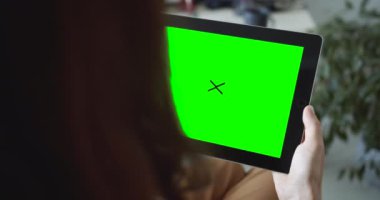 Kanepeüzerinde Tablet Chromakey ile Kadın