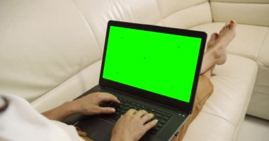 Kanepe üzerinde Laptop Chromakey ile Kadın