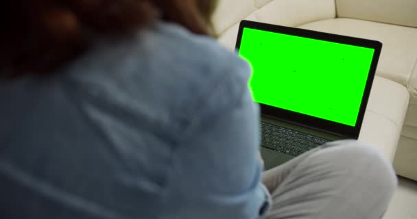 Mujer con Chromakey portátil en el sofá — Vídeo de stock