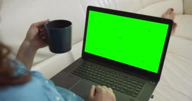 Kanepe üzerinde Laptop Chromakey ile Kadın