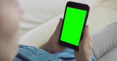 Woman Holding Greenscreen Akıllı Telefon