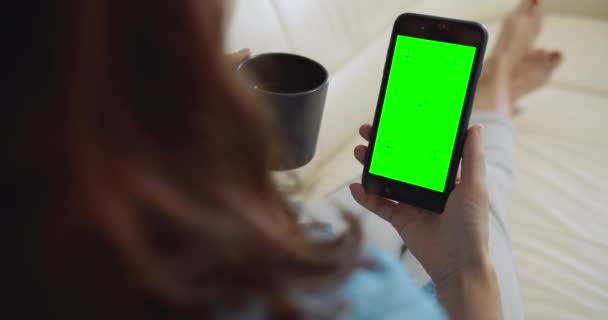 Mujer sosteniendo Greenscreen Smartphone — Vídeo de stock