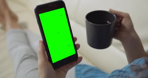 Mujer sosteniendo Greenscreen Smartphone — Vídeos de Stock