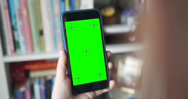 Женщина держит смартфон Greenscreen — стоковое видео