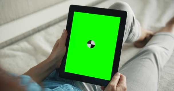 Frau macht Pick-Geste auf Greenscreen-Tablet — Stockvideo