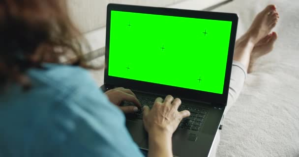 Kvinna med laptop Chromakey på soffan — Stockvideo