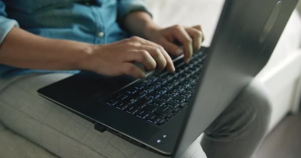 Жінка смс на ноутбуці — стокове відео