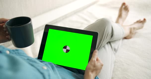 Woman Holding Greenscreen Tablet — Stock Video