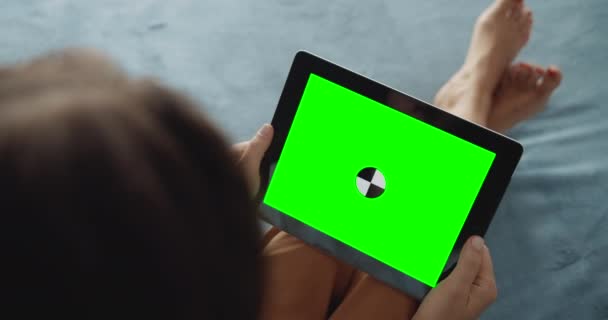 Woman Holding Greenscreen Tablet — Stock Video