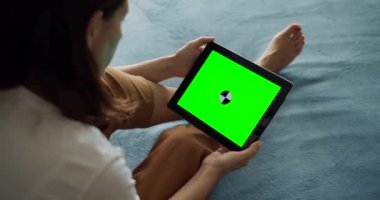 Kadın Tutan Greenscreen Tablet