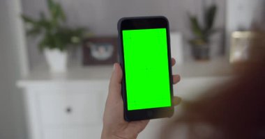 Woman Holding Greenscreen Akıllı Telefon