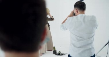 Kadın Studio Photoshoot için poz
