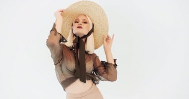 kadın model stüdyoda poz