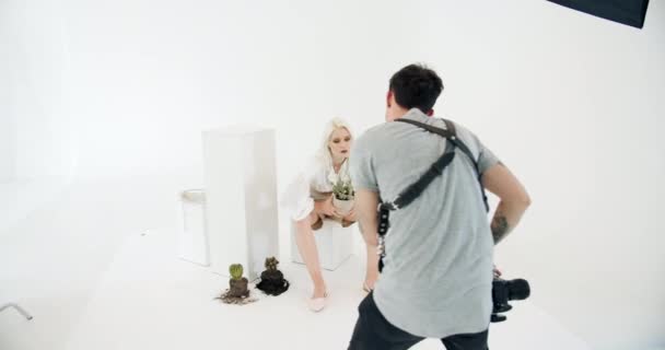 Mujer posando para sesión de fotos en el estudio — Vídeos de Stock