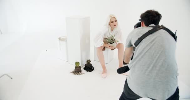 スタジオで写真撮影のための女性のポーズ — ストック動画