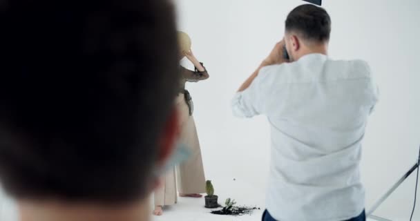 Женщина позирует для фотосессии в студии — стоковое видео