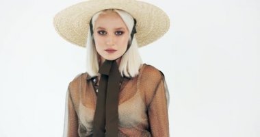 kadın model stüdyoda poz