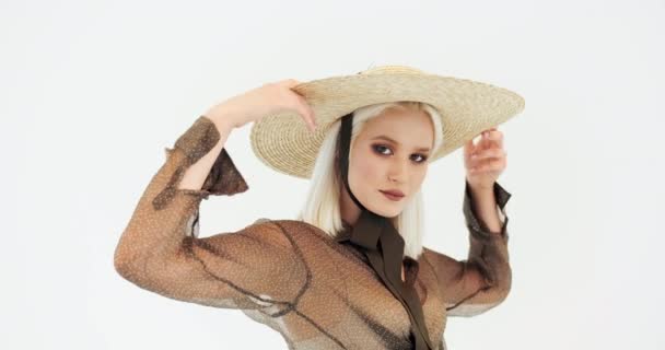 Modelo femenino en sombrero posando en estudio — Vídeo de stock