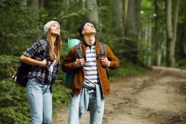 Sırt Çantaları ile Çift Orman Doğa Zevk