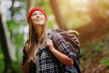 Ormanda yürüyen bir kadın