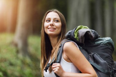 kadın sırt çantası ile seyahat