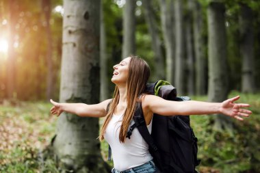 Kolları havada bir kadın