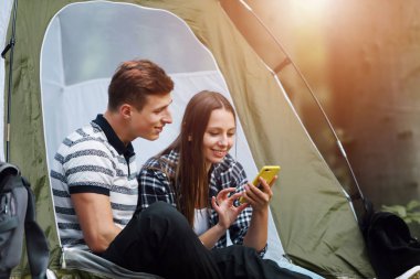 Çadırın Yanında Oturan Çift