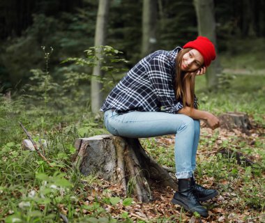 Stump'ta Oturan Kadın