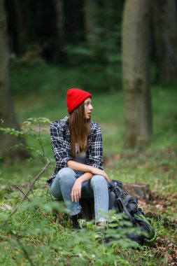 Stump'ta Oturan Kadın