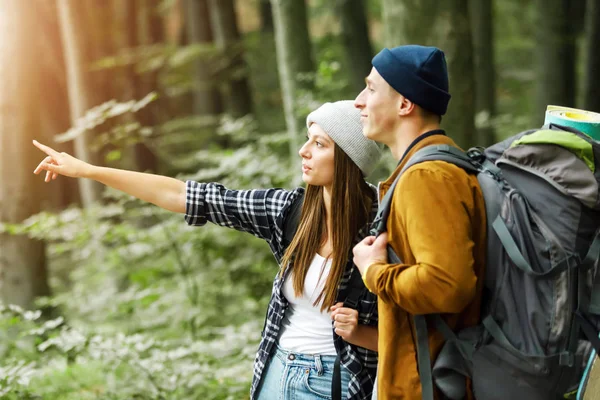 Caminhantes falando uns com os outros — Fotografia de Stock