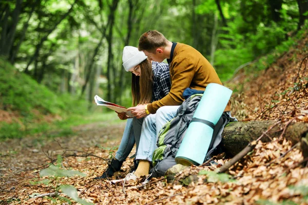 Casal com mapa Caminhando na floresta — Fotografia de Stock