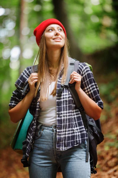 Femme marchant dans la forêt — Photo