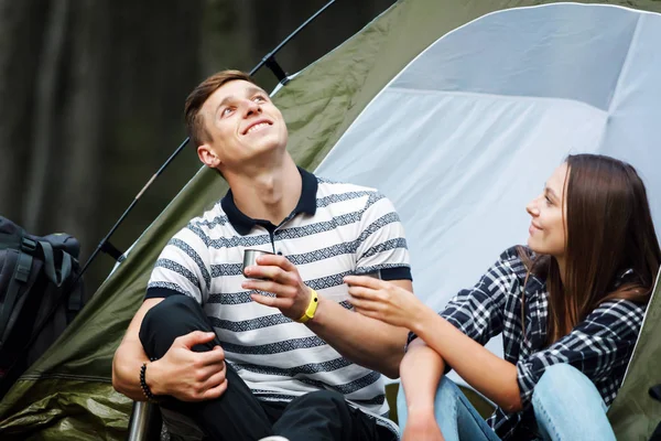 Casal sentado perto da tenda — Fotografia de Stock