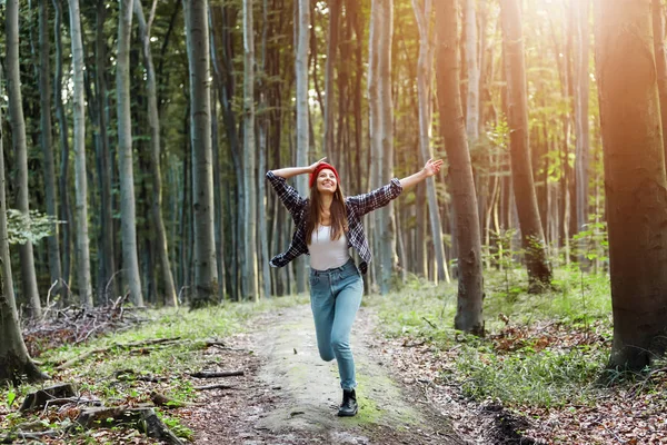 Mulher feliz na floresta — Fotografia de Stock