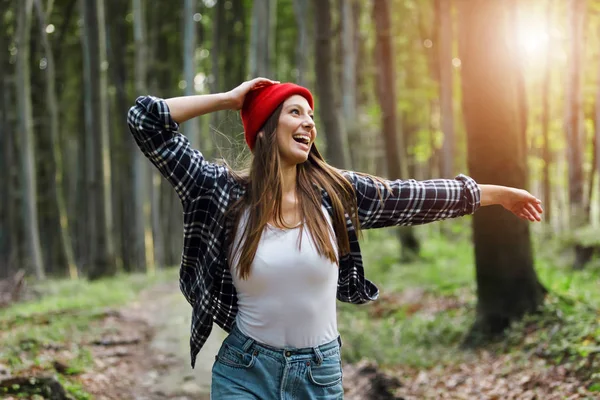 Mulher feliz na floresta — Fotografia de Stock