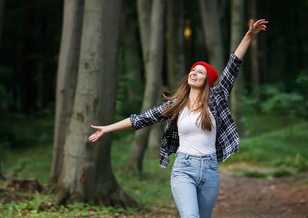Szczęśliwa Kobieta w lesie — Zdjęcie stockowe