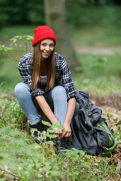 Kobieta więzi jej shoelaces — Zdjęcie stockowe